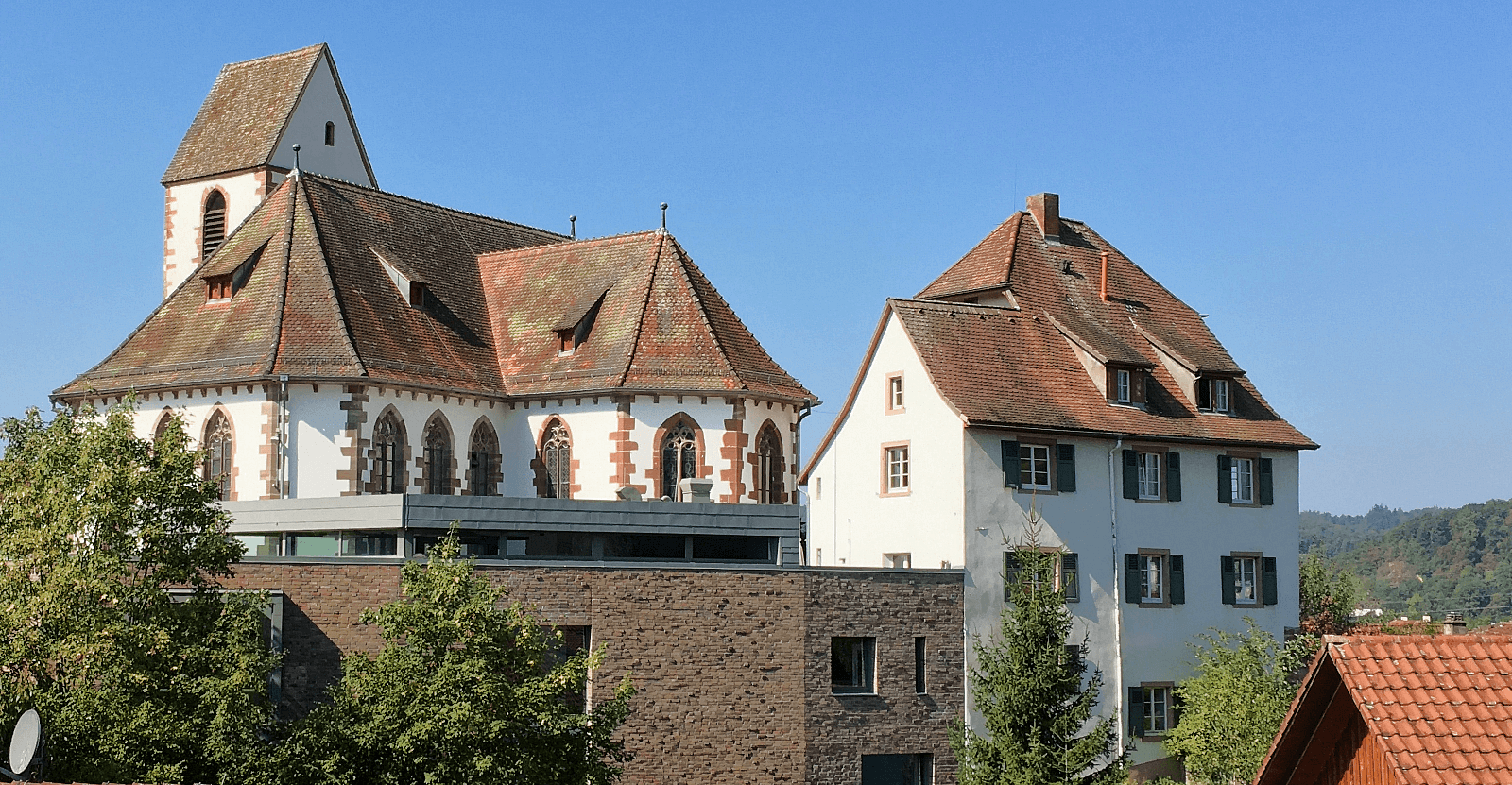 Germanuskirche mit Gemeindesaal und Pfarrhaus in Brombach